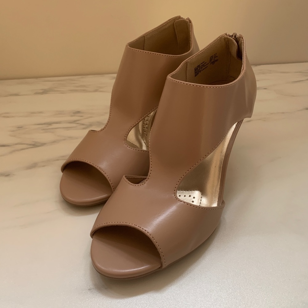 Nude Low-Heeled Peep-toe Pump